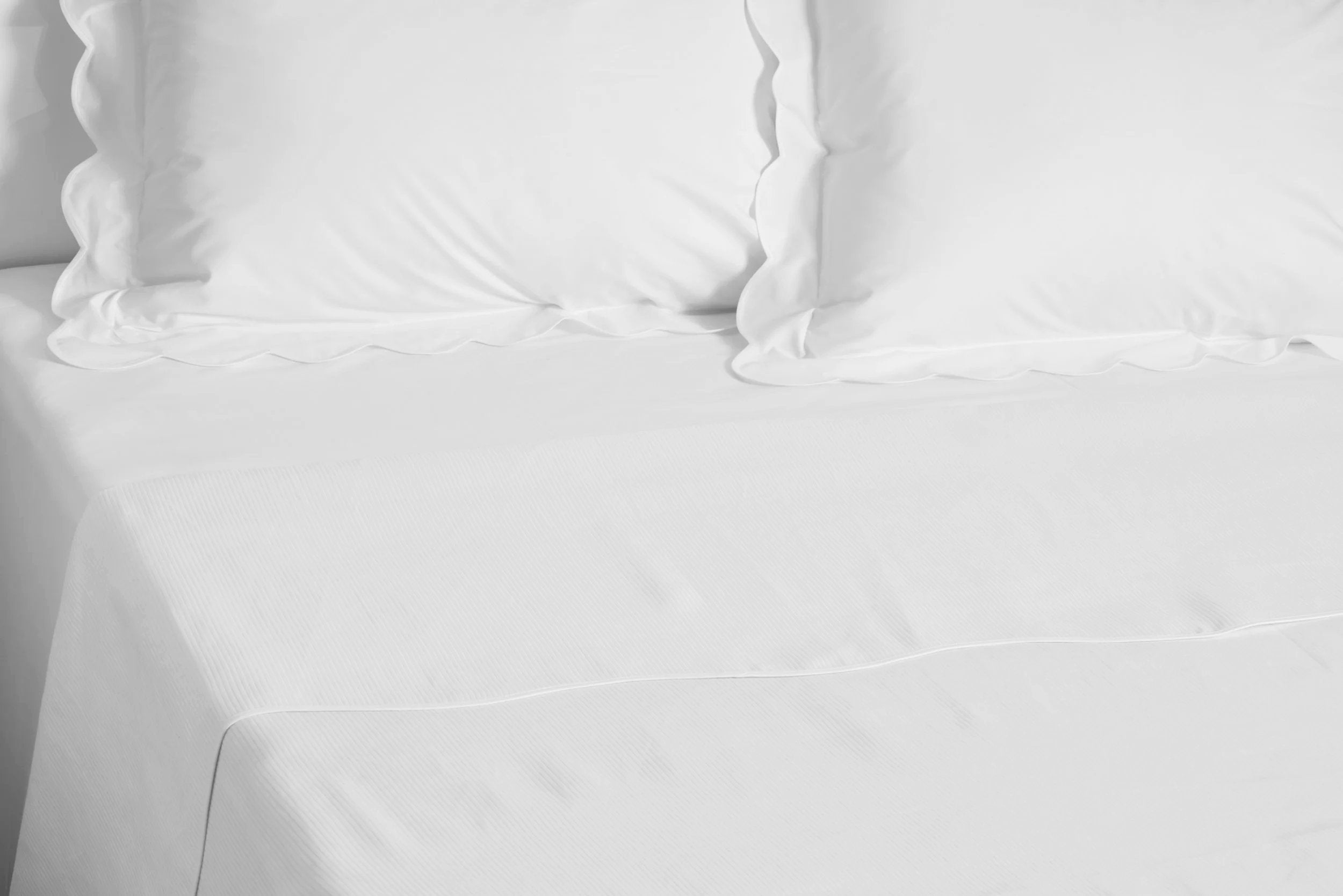 Côte de Cheval Wavy White Coverlet