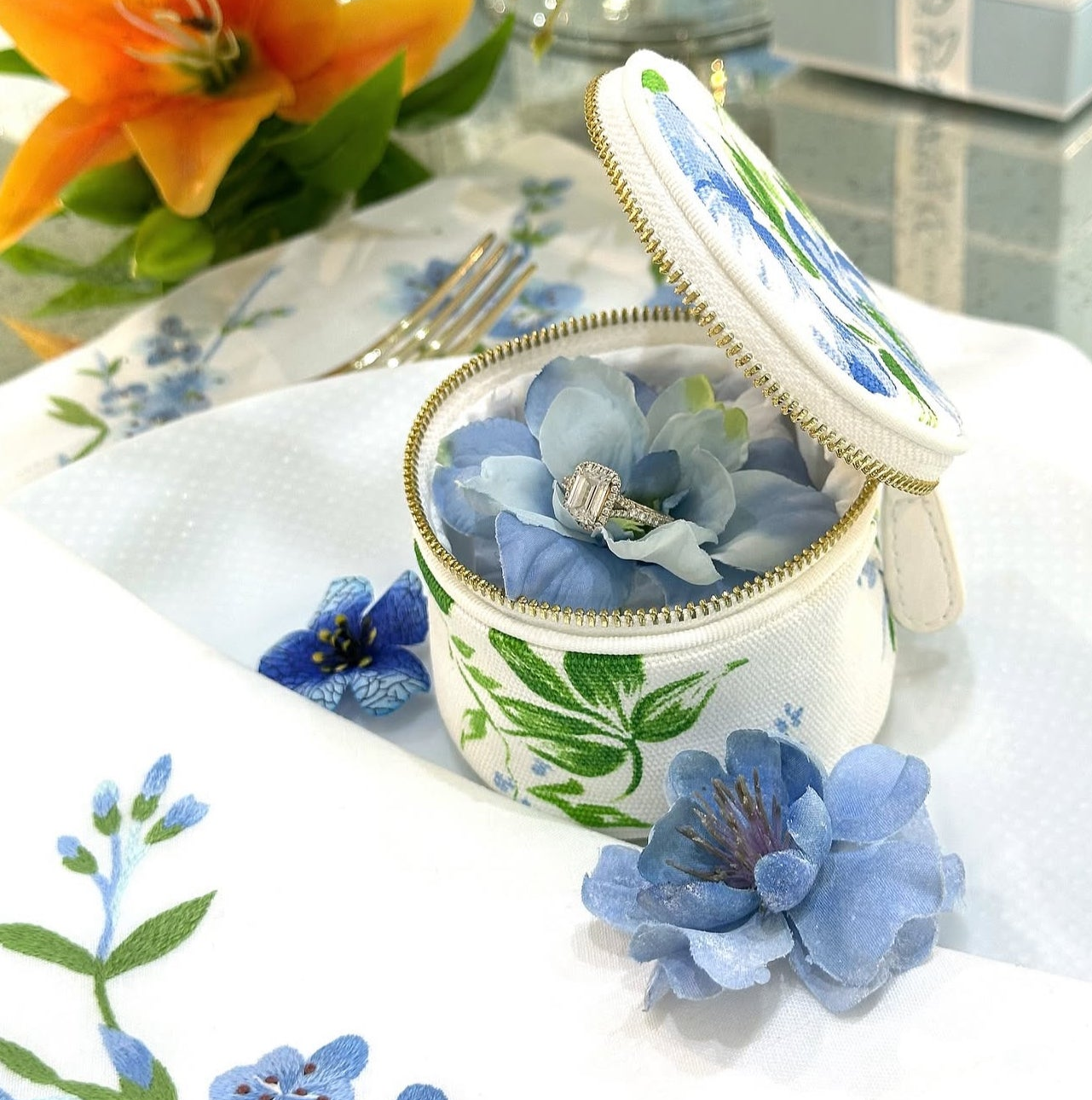 D.Porthaultディ.ポルトー青と白の花柄 フリル付きクッション大小2個 D D.Porthaultディ.ポルトー青と白の花柄 フリル付きクッション大小2個 D