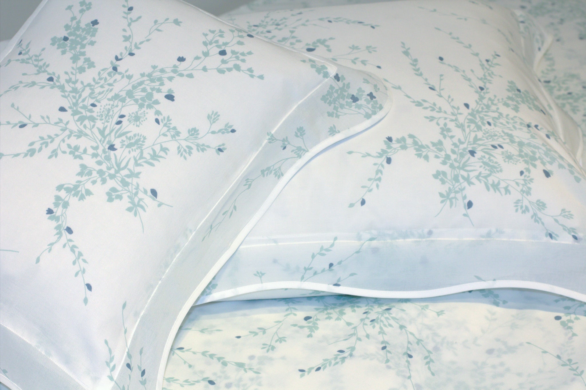 D.Porthaultディ.ポルトー青と白の花柄 フリル付きクッション大小2個 Jeté de Fleurs DP Blue Bed Linens
