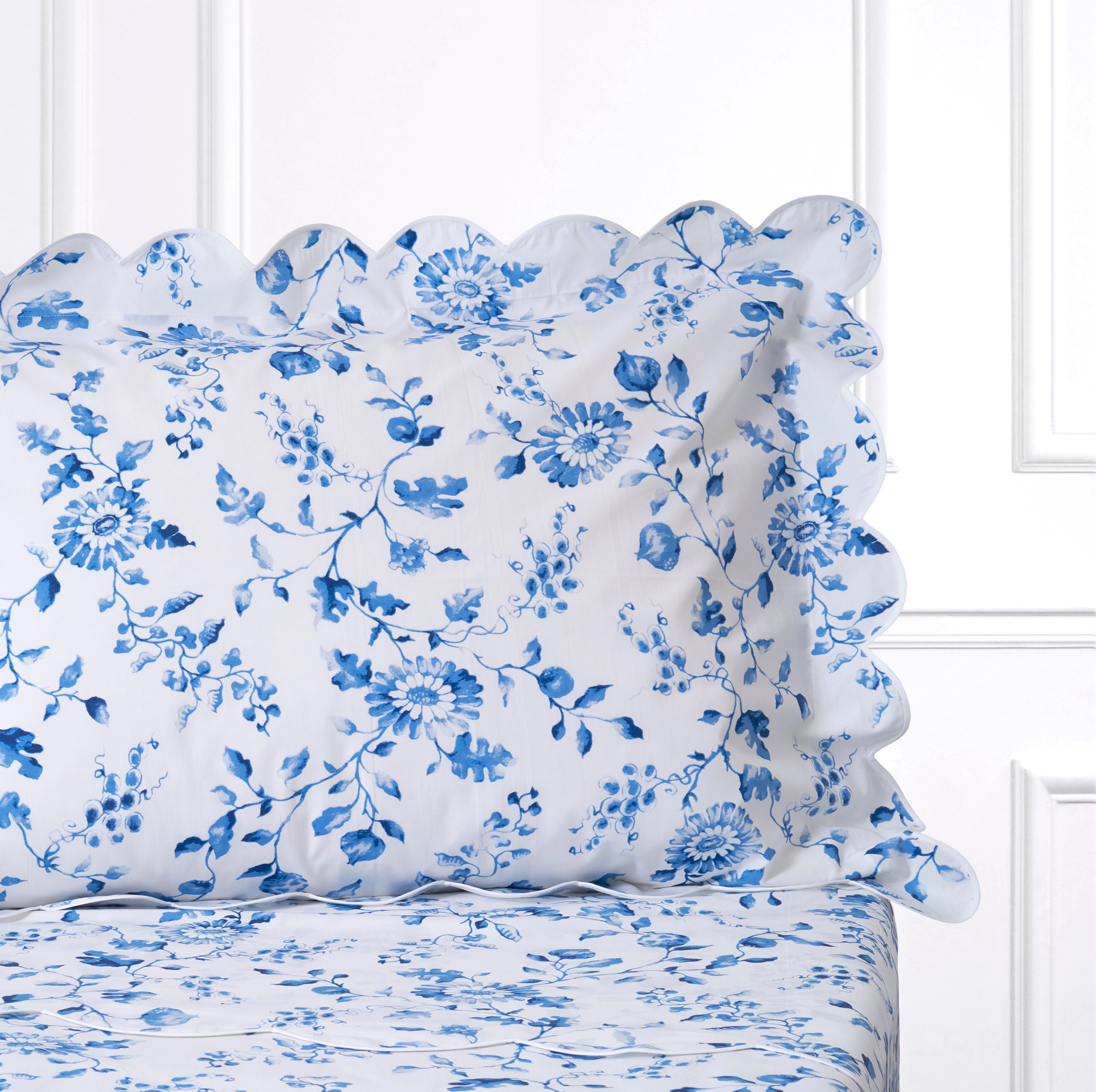 D.Porthaultディ.ポルトー青と白の花柄 フリル付きクッション大小2個 D.Porthaultディ.ポルトー青と白の花柄 フリル付きクッション