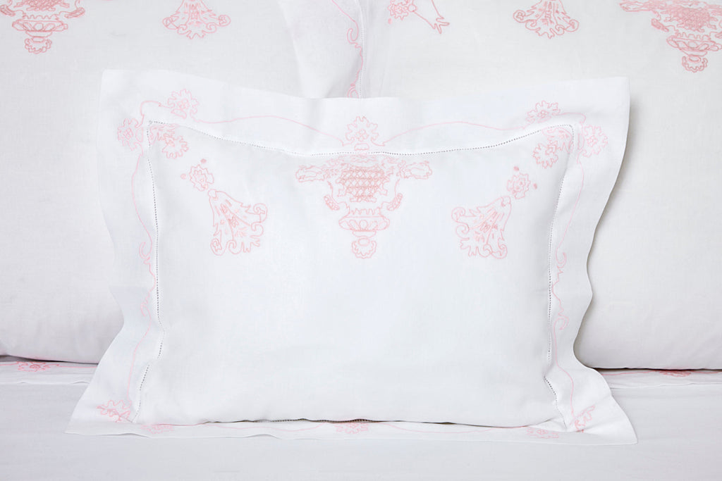 玛丽·安托瓦内特 (Marie Antoinette) 粉色密织布刺绣。深闺