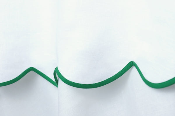 纯白色亚麻布搭配绿色桌布和餐巾