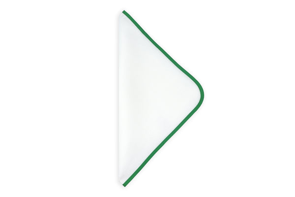 纯白色亚麻布搭配绿色桌布和餐巾